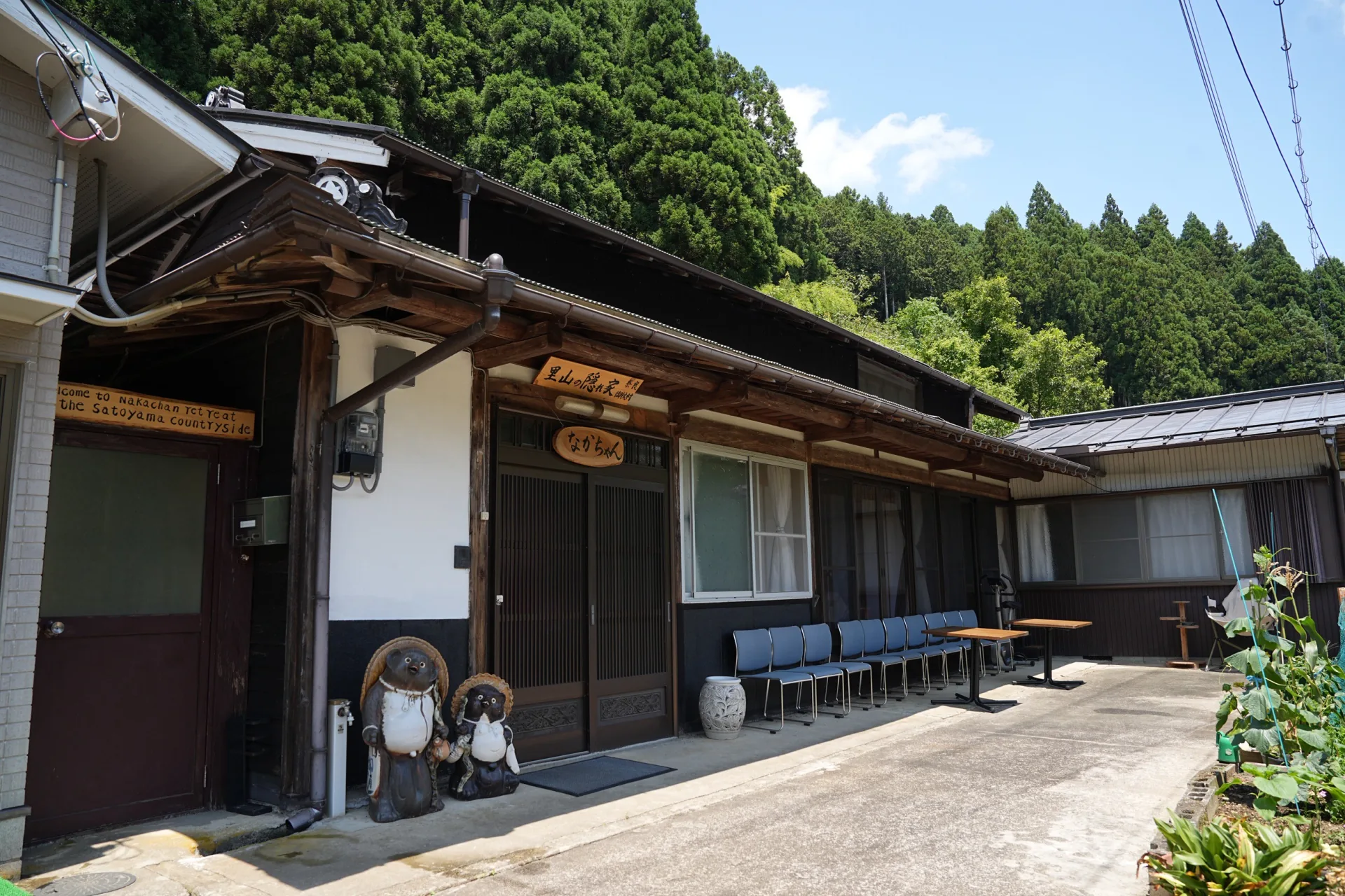 民泊なかちゃんの外観と駐車スペース